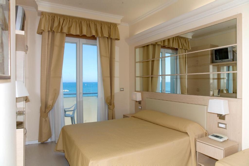 Hotel Caesar Paladium Rimini Zimmer foto